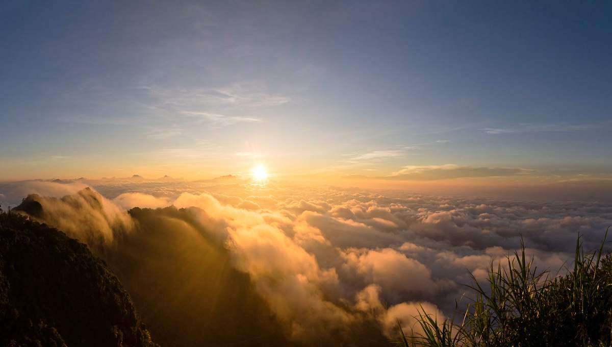 Ngắm bình minh trên đỉnh núi