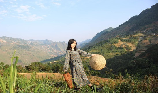 Chụp ảnh làng cổ giữa núi đá