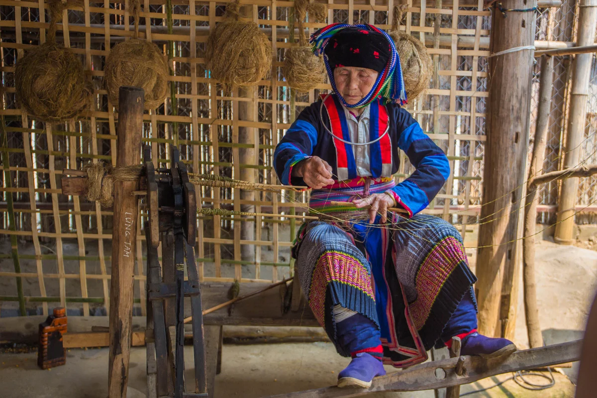 Khám phá quy trình dệt lanh truyền thống