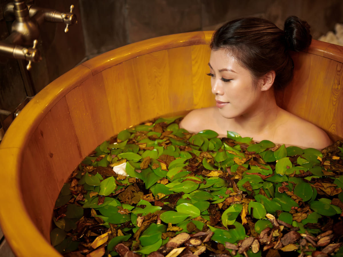 Tắm lá thuốc truyền thống người Dao