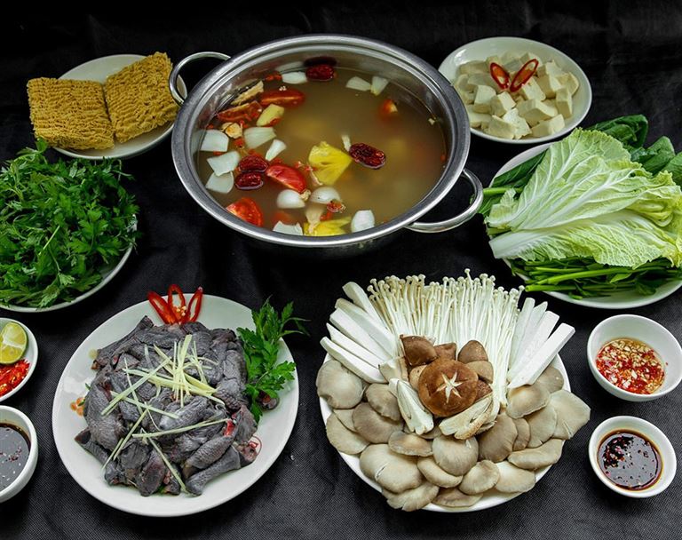 Lẩu Gà Đen H'Mong